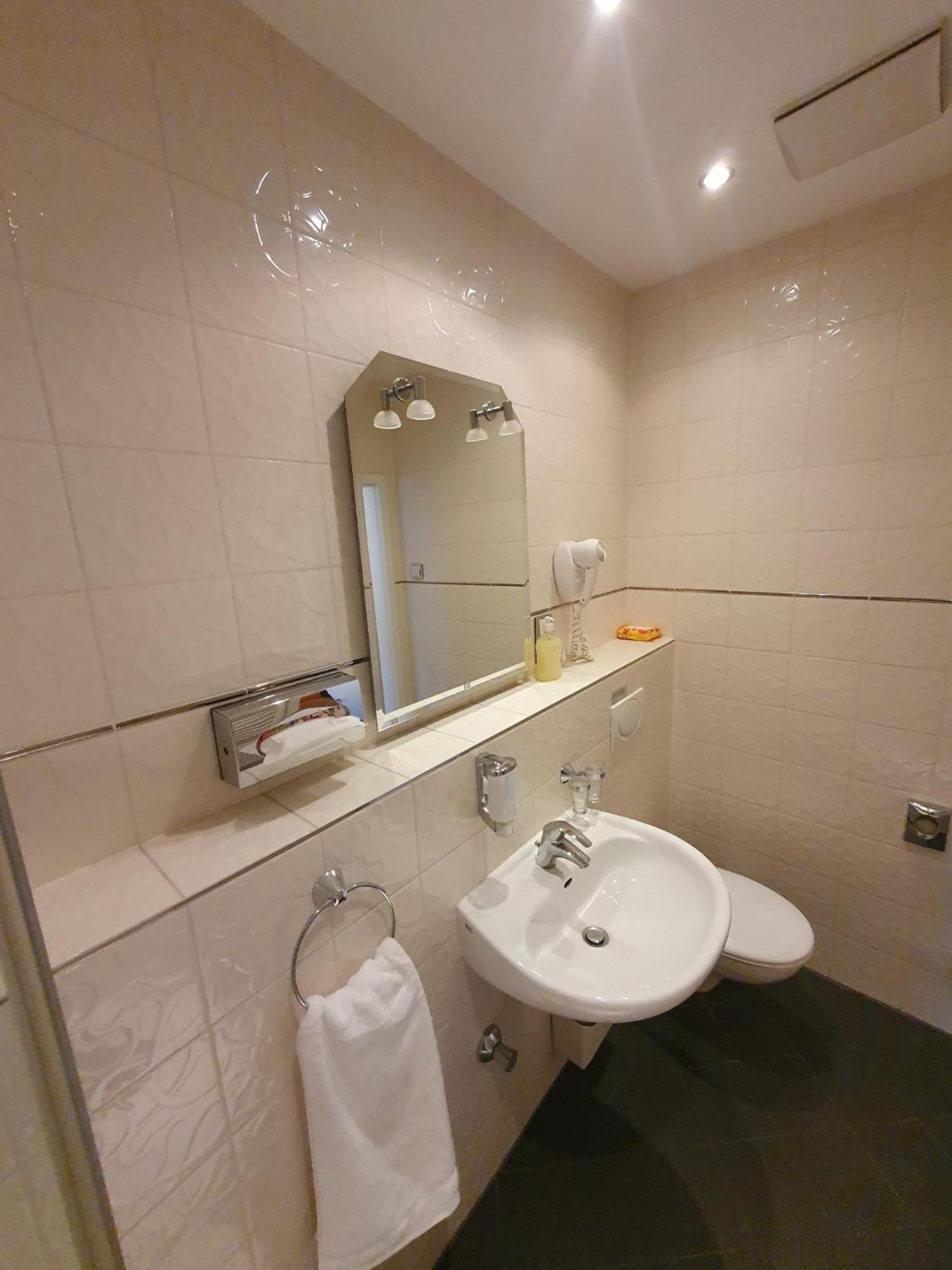Die Villa, Zimmer 17, Dz Leverkusen Eksteriør billede